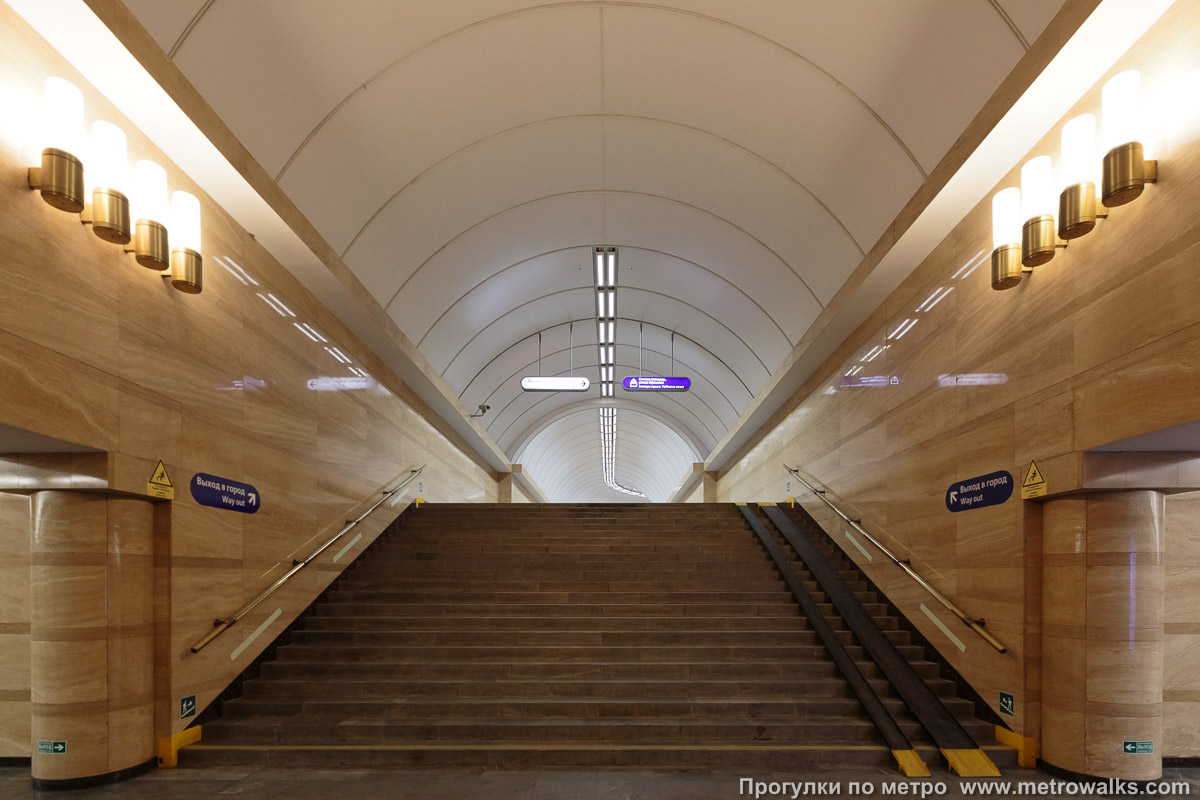 Фотография станции Спасская (Правобережная линия, Санкт-Петербург). Выход в город, лестница из центрального зала станции в переходный коридор к эскалаторам. Выход находится посередине станции, а не в конце, как обычно.