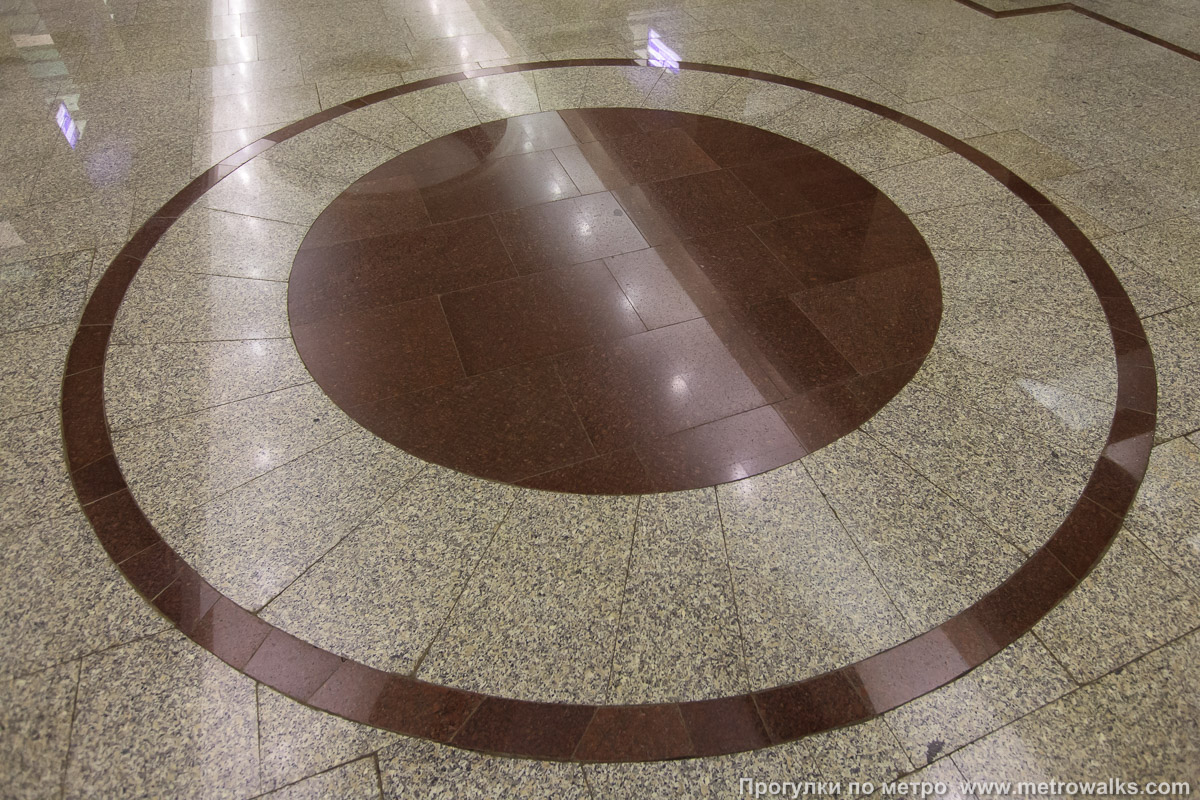 Фотография станции Спортивная (Фрунзенско-Приморская линия, Санкт-Петербург) — второй зал. Пол крупным планом. Одного из этих кругов больше нет.