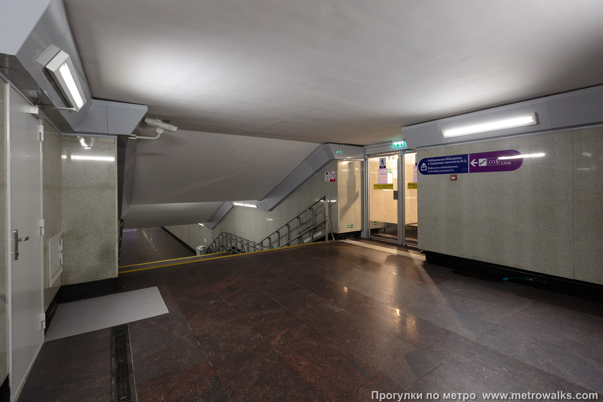 Фотография станции Спортивная (Фрунзенско-Приморская линия, Санкт-Петербург). Лестница подземного перехода.