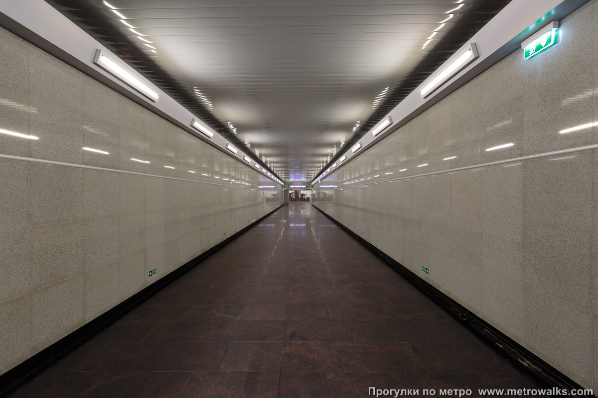 Фотография станции Спортивная (Фрунзенско-Приморская линия, Санкт-Петербург). Коридор подземного перехода.