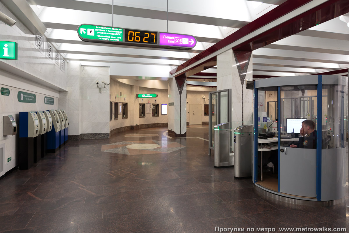 Фотография станции Спортивная (Фрунзенско-Приморская линия, Санкт-Петербург). Внутри вестибюля станции, общий вид.