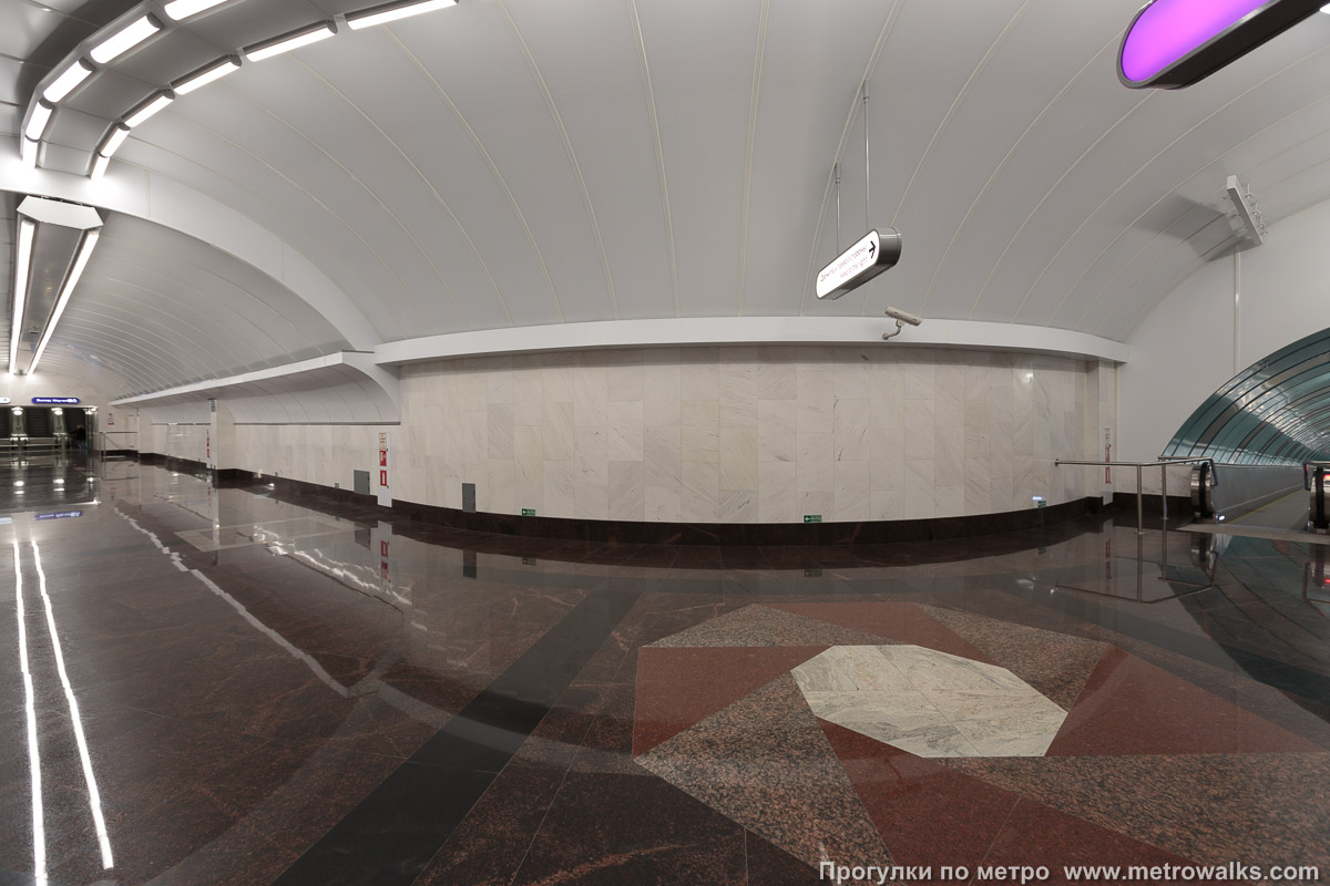 Фотография станции Спортивная (Фрунзенско-Приморская линия, Санкт-Петербург). Переходный коридор к эскалаторам.