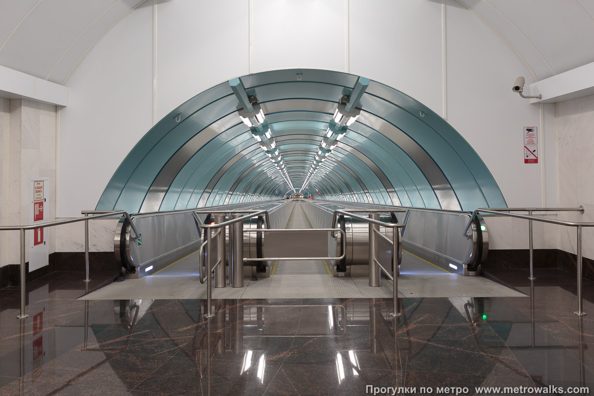 Фотография станции Спортивная (Фрунзенско-Приморская линия, Санкт-Петербург). Переходный коридор, вид обратно, в сторону станции.