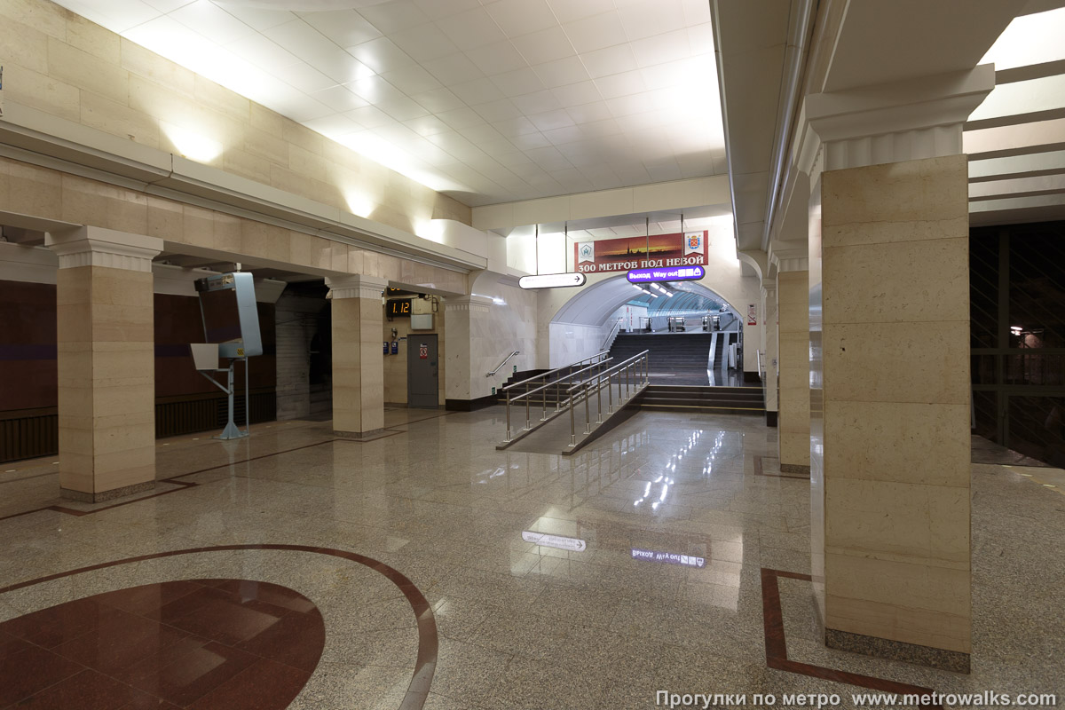 Фотография станции Спортивная (Фрунзенско-Приморская линия, Санкт-Петербург) — второй зал. Часть станции около выхода в город.