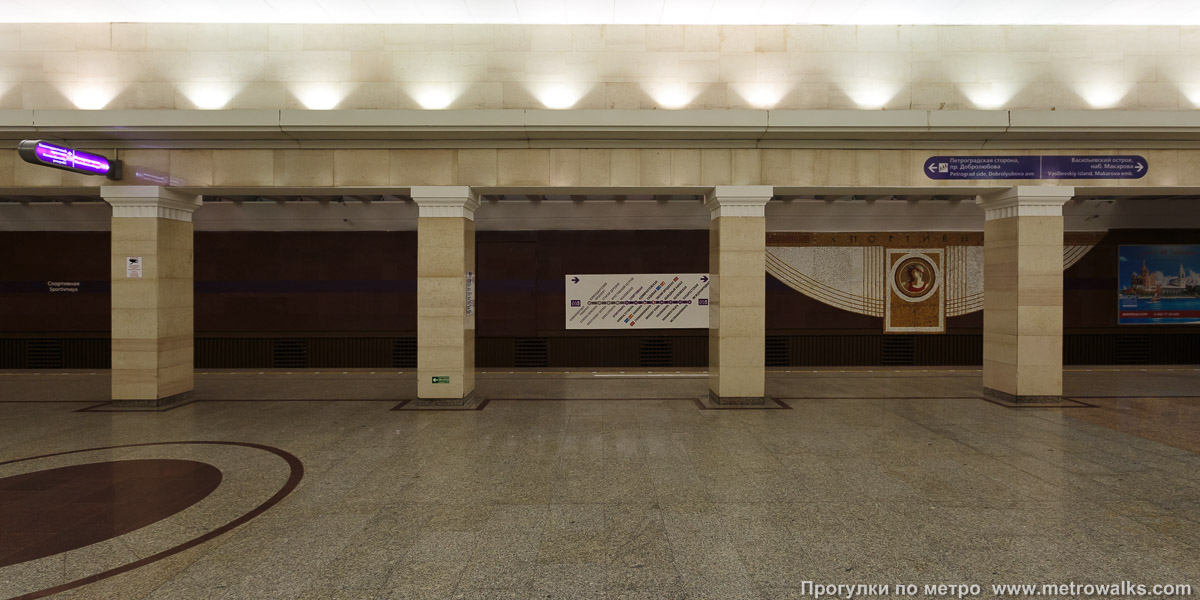 Фотография станции Спортивная (Фрунзенско-Приморская линия, Санкт-Петербург) — второй зал. Поперечный вид, проходы между колоннами из центрального зала на платформу.