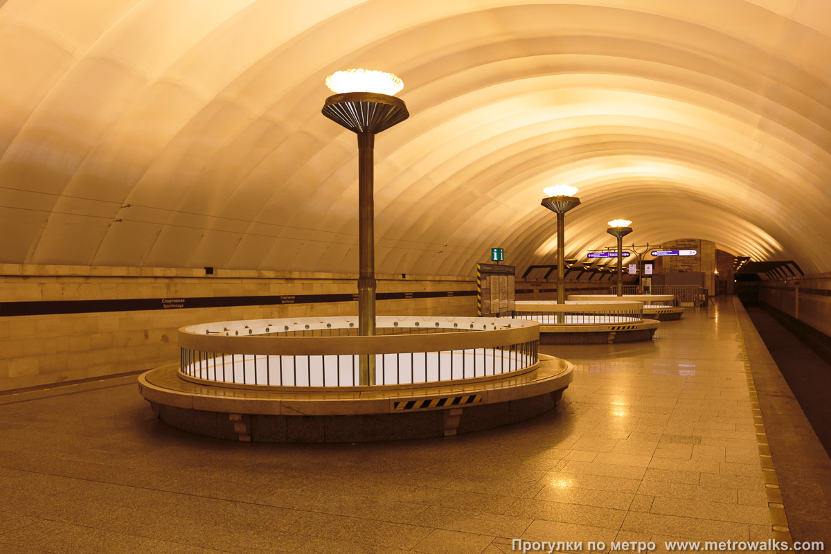 Фотография станции Спортивная (Фрунзенско-Приморская линия, Санкт-Петербург) — первый зал. Вид по диагонали. В центральной части станции.