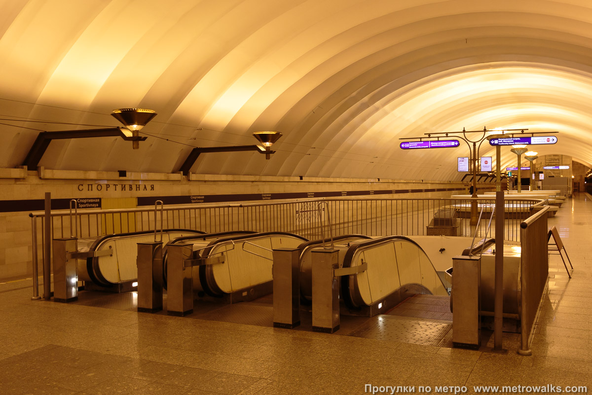 Фотография станции Спортивная (Фрунзенско-Приморская линия, Санкт-Петербург) — первый зал. Около перехода между двумя залами станции.