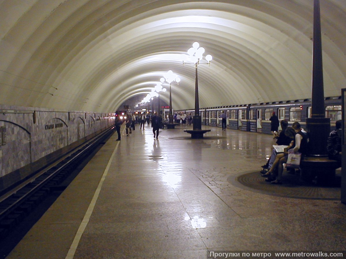 Фотография станции Старая Деревня (Фрунзенско-Приморская линия, Санкт-Петербург). Продольный вид вдоль края платформы. Путь отправления в центр города.