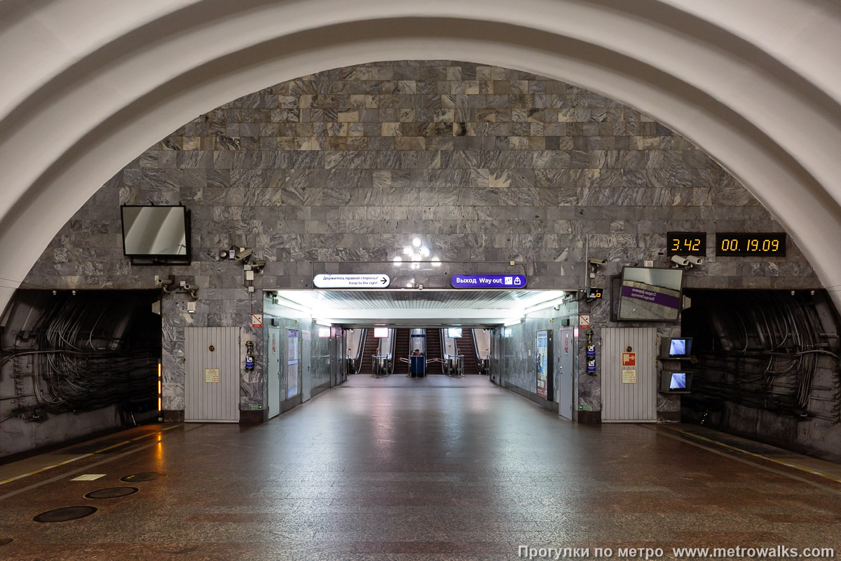 Фотография станции Старая Деревня (Фрунзенско-Приморская линия, Санкт-Петербург). Выход в город, эскалаторы начинаются прямо с уровня платформы.