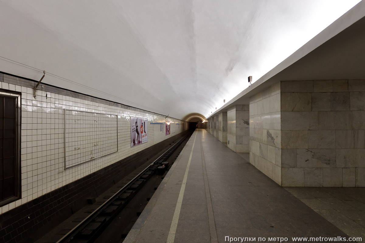 Фотография станции Технологический институт (Московско-Петроградская линия, Санкт-Петербург) — второй зал. Боковой зал станции и посадочная платформа, общий вид. Старая фотография (2010), до замены облицовки.