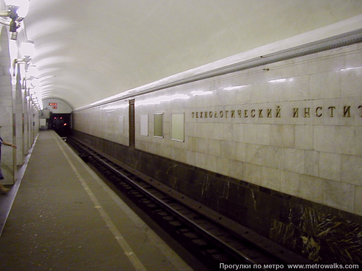 Фотография станции Технологический институт (Кировско-Выборгская линия, Санкт-Петербург) — первый зал. Боковой зал станции и посадочная платформа, общий вид. Фотография станции Технологический институт (Кировско-Выборгская линия, Санкт-Петербург) — первый зал. Боковой зал станции и посадочная платформа, общий вид.