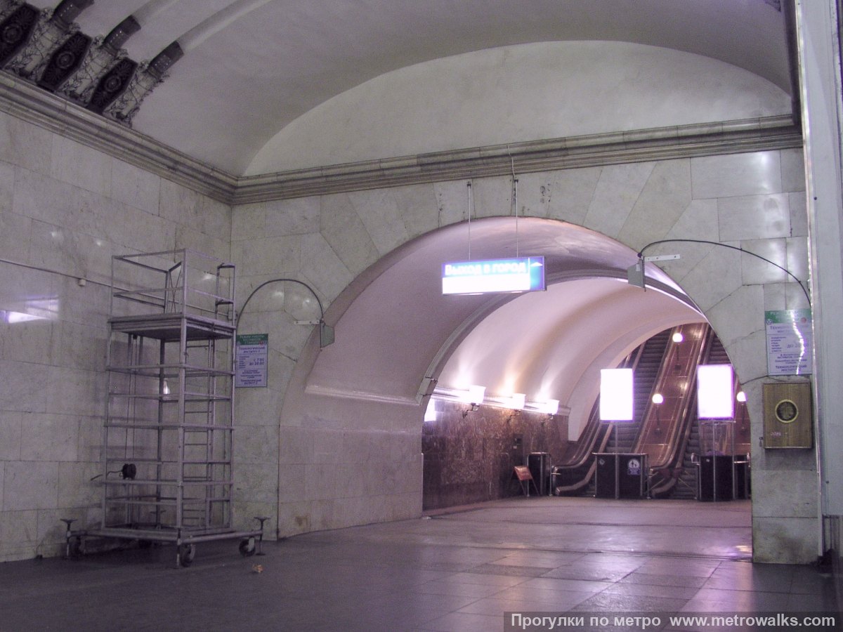 Фотография станции Технологический институт (Московско-Петроградская линия, Санкт-Петербург) — первый зал. Выход в город, эскалаторы начинаются прямо с уровня платформы.