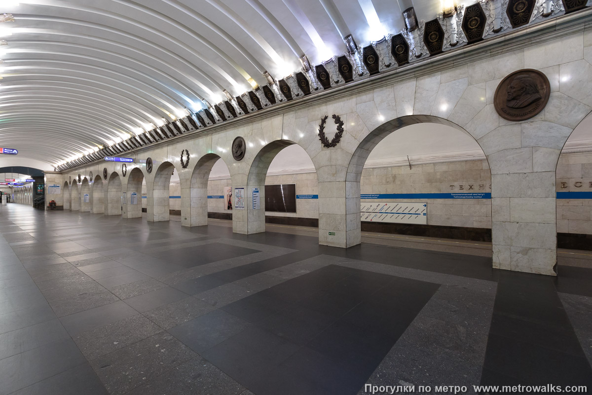 Фотография станции Технологический институт (Московско-Петроградская линия, Санкт-Петербург) — первый зал. Вид по диагонали.