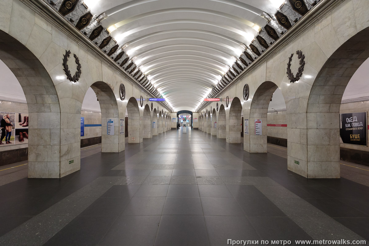 Фотография станции Технологический институт (Московско-Петроградская линия, Санкт-Петербург) — первый зал. Общий вид по оси станции от входа в сторону глухого торца. Первый зал станции, колонный. Продольный вид.