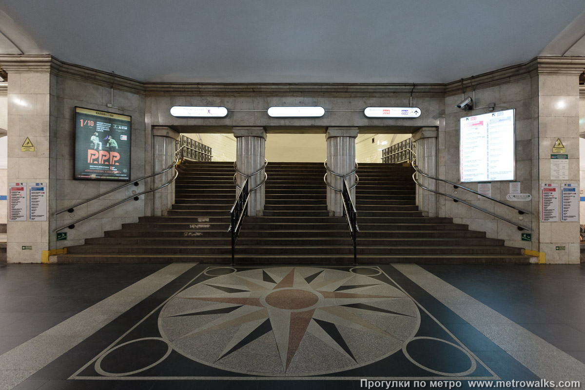 Фотография станции Технологический институт (Московско-Петроградская линия, Санкт-Петербург) — первый зал. Около перехода между двумя залами станции. Около перехода во второй зал станции. Общий вид.