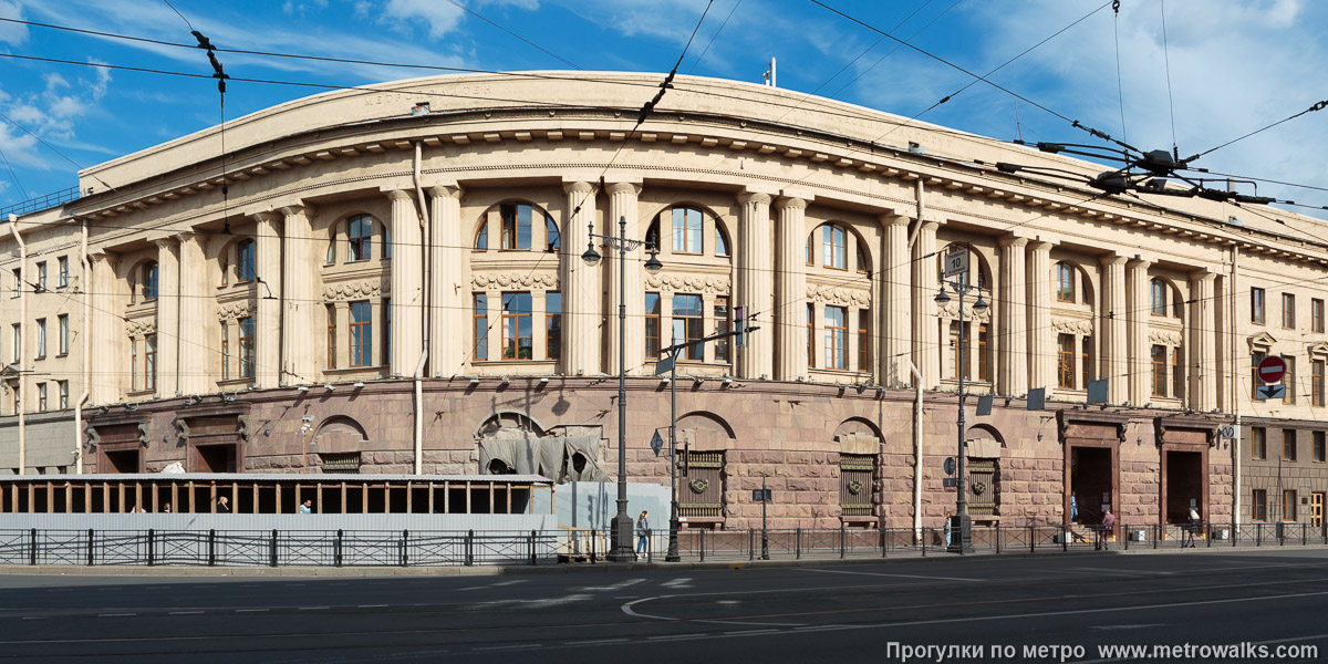 Фотография станции Технологический институт (Московско-Петроградская линия, Санкт-Петербург). Наземный вестибюль станции встроен в здание. Наземный вестибюль станции встроен в здание управления Петербургского метрополитена.