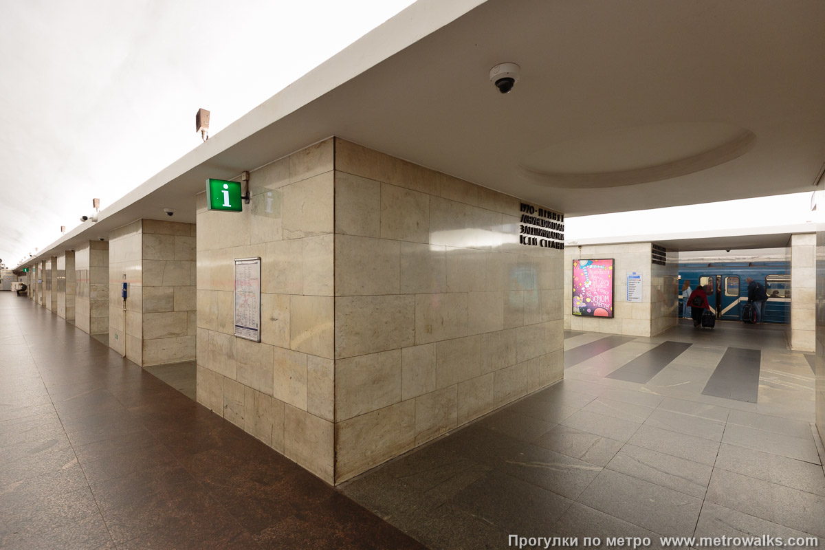 Фотография станции Технологический институт (Московско-Петроградская линия, Санкт-Петербург) — второй зал. Вид на пилоны со стороны края платформы.