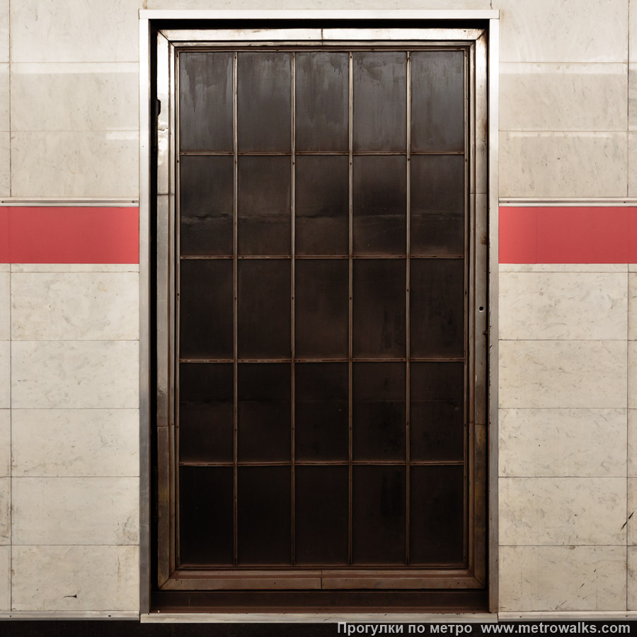 Фотография станции Технологический институт (Московско-Петроградская линия, Санкт-Петербург) — второй зал. Декоративная технологическая дверь в стене.