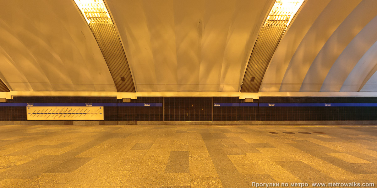 Фотография станции Удельная (Московско-Петроградская линия, Санкт-Петербург). Поперечный вид. Историческое фото с оранжевым освещением.