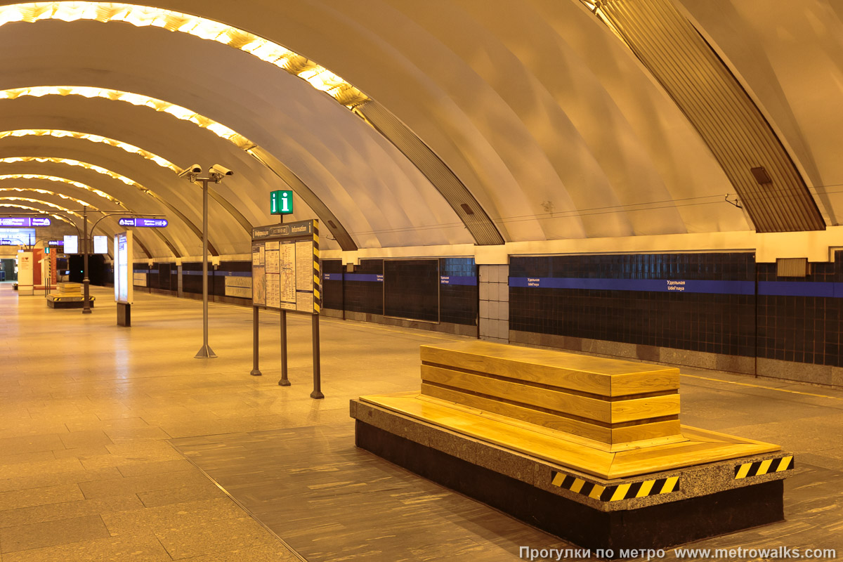 Фотография станции Удельная (Московско-Петроградская линия, Санкт-Петербург). Скамейка. Фотография станции Удельная (Московско-Петроградская линия, Санкт-Петербург). Скамейка.