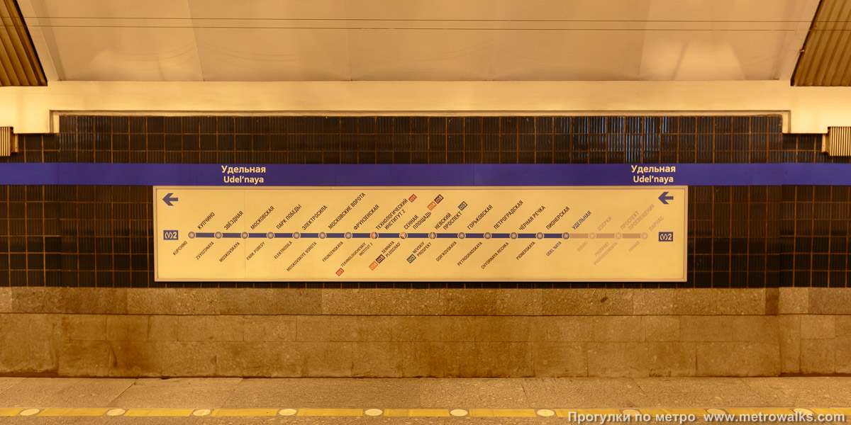Фотография станции Удельная (Московско-Петроградская линия, Санкт-Петербург). Схема линии на путевой стене.