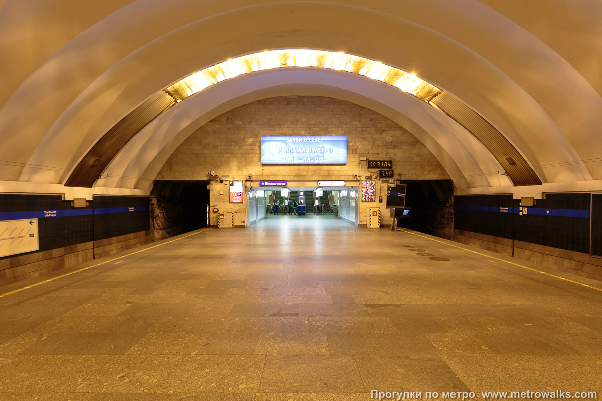 Фотография станции Удельная (Московско-Петроградская линия, Санкт-Петербург). Часть станции около выхода в город.