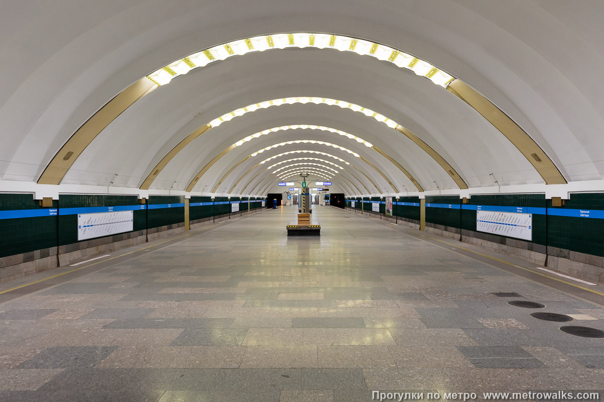 Фотография станции Удельная (Московско-Петроградская линия, Санкт-Петербург). Общий вид по оси станции от глухого торца в сторону выхода.