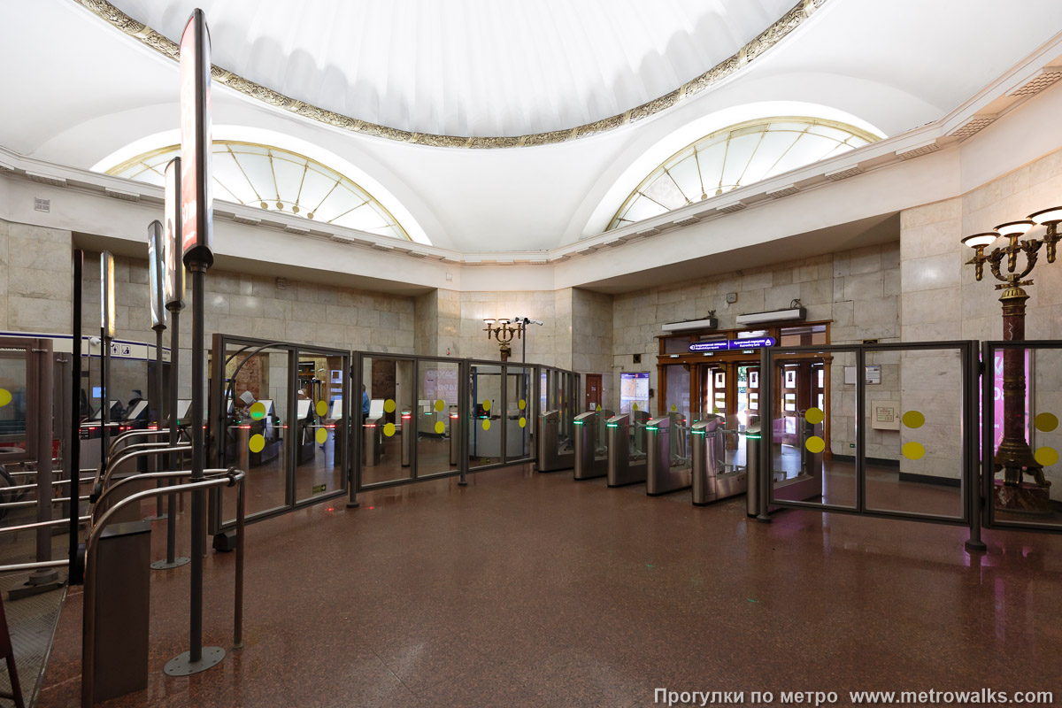 Фотография станции Владимирская (Кировско-Выборгская линия, Санкт-Петербург). Эскалаторный зал вестибюля. Вид от эскалаторов в сторону выхода (справа) и входа (слева за перегородкой).
