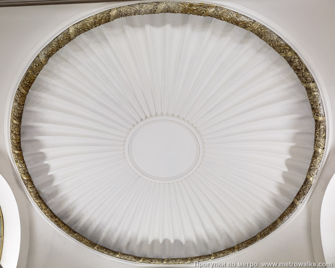 Фотография станции Владимирская (Кировско-Выборгская линия, Санкт-Петербург). Потолок эскалаторного зала.