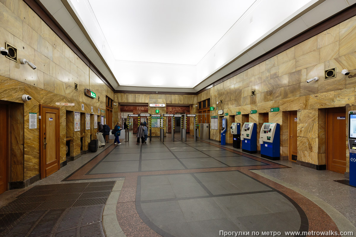 Фотография станции Владимирская (Кировско-Выборгская линия, Санкт-Петербург). Внутри вестибюля станции, общий вид. Входной и кассовый зал. До 2006 здесь же был и выход, но после капремонта он был переустроен из эскалаторного зала прямо на улицу.