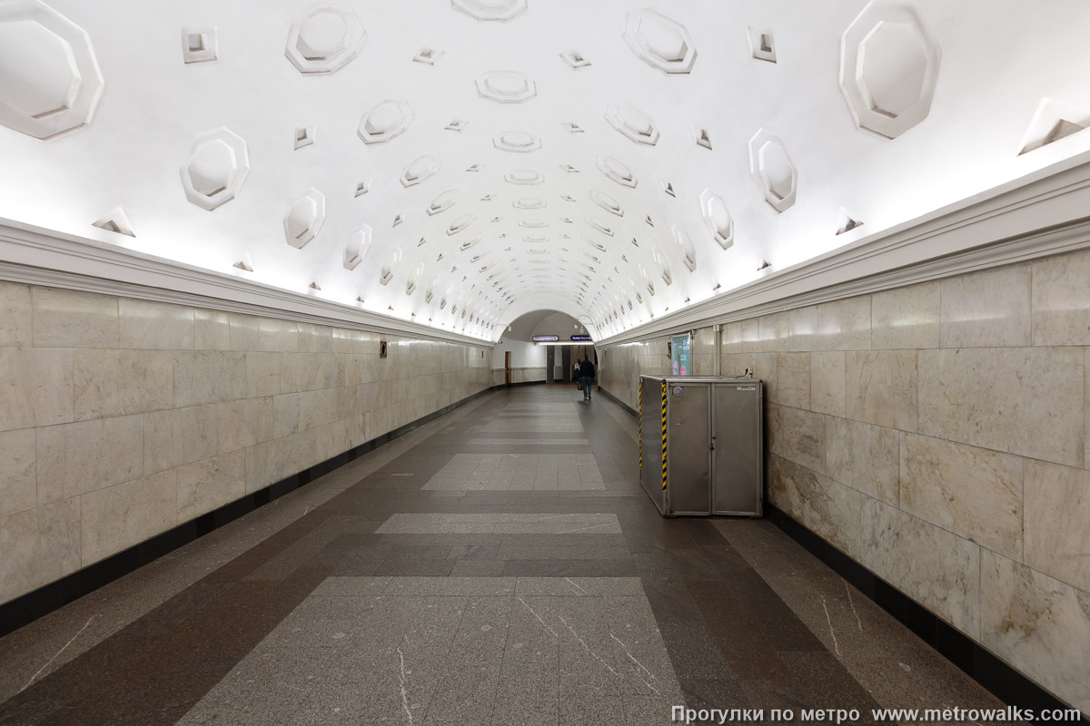 Фотография станции Владимирская (Кировско-Выборгская линия, Санкт-Петербург). Переходный коридор к эскалаторам.