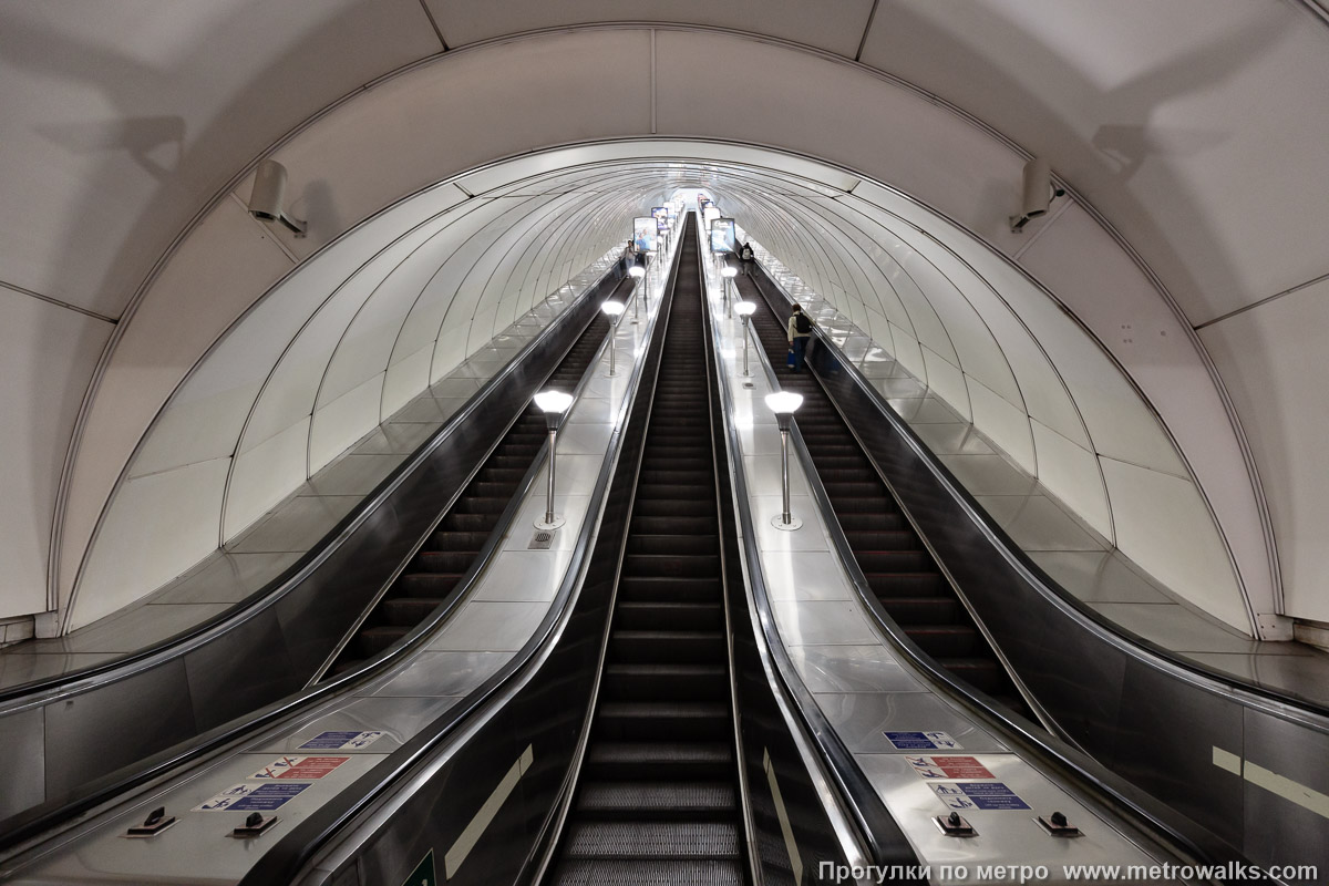 Фотография станции Владимирская (Кировско-Выборгская линия, Санкт-Петербург). Эскалаторы. Исторические светильники и отделка баллюстрады под старину были утрачены при капремонте 2006 – 2008 годов.