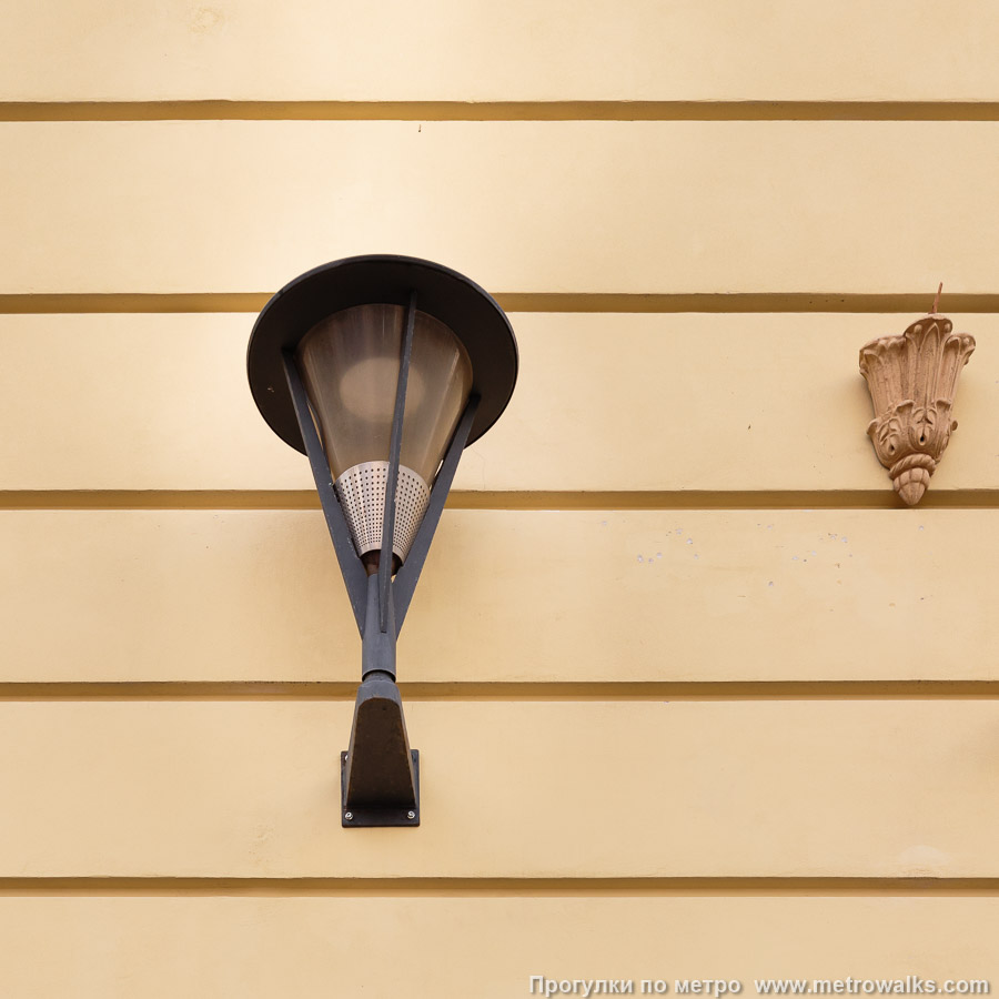 Фотография станции Владимирская (Кировско-Выборгская линия, Санкт-Петербург). Флагшток и светильник, стилизованный под старинный газовый фонарь.