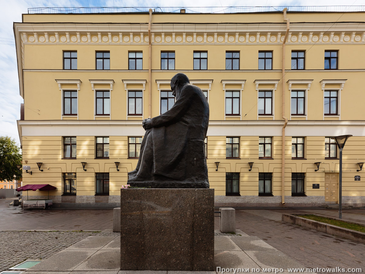 Фотография станции Владимирская (Кировско-Выборгская линия, Санкт-Петербург). Тот же вестибюль, вид сбоку.