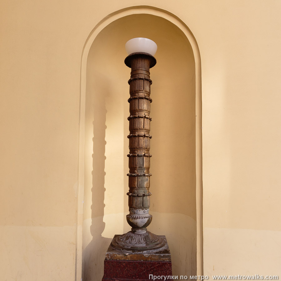 Фотография станции Владимирская (Кировско-Выборгская линия, Санкт-Петербург). Торжественный торшер-свеча у входной группы.