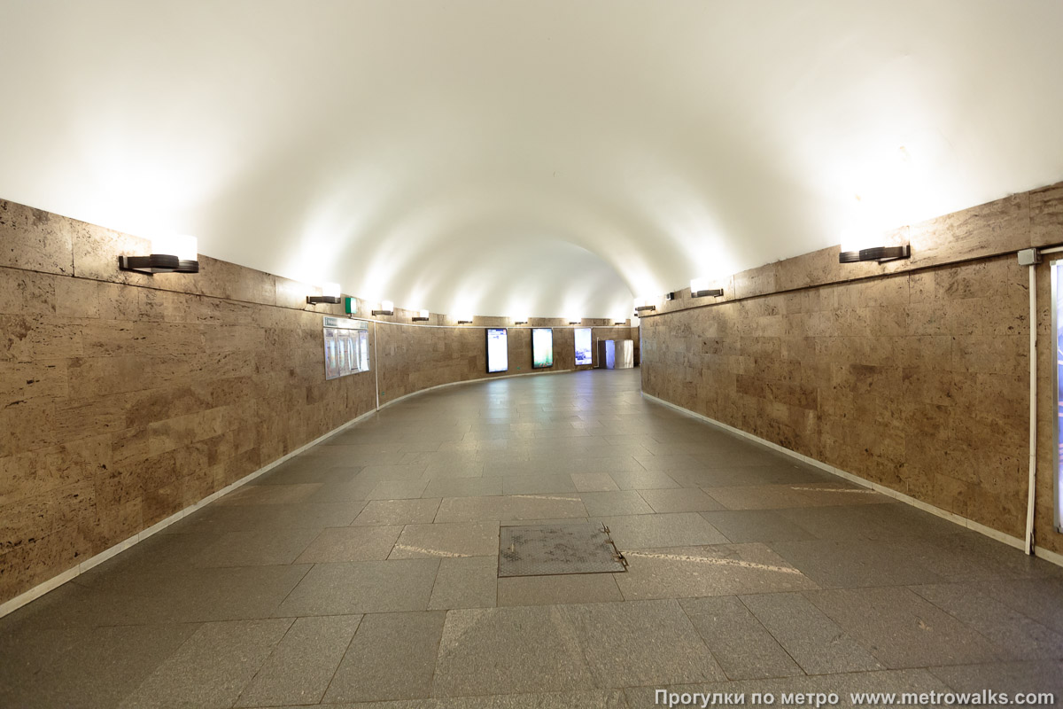 Фотография станции Выборгская (Кировско-Выборгская линия, Санкт-Петербург). Переходный коридор к эскалаторам.