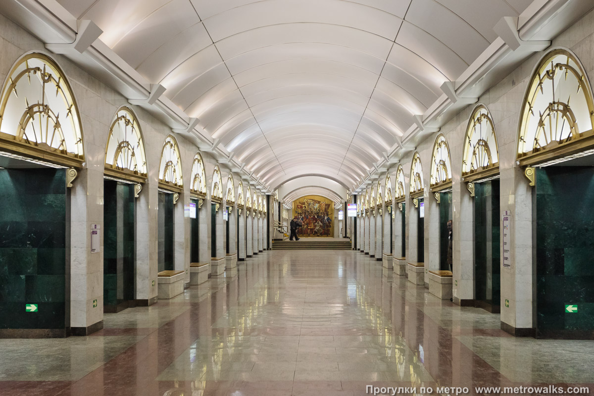 Фотография станции Звенигородская (Фрунзенско-Приморская линия, Санкт-Петербург). Центральный зал станции, вид вдоль от входа в сторону глухого торца.