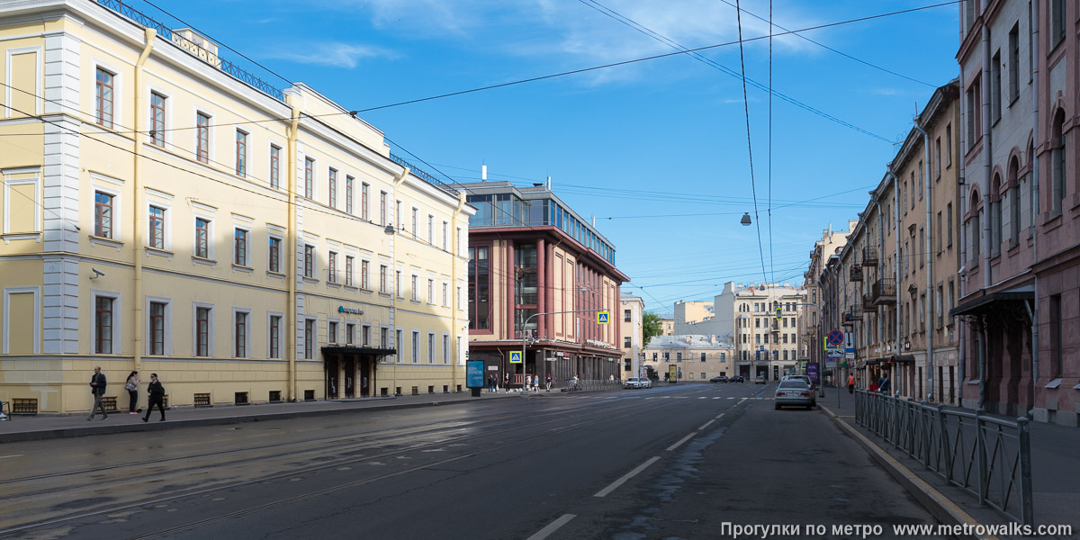 Фотография станции Звенигородская (Фрунзенско-Приморская линия, Санкт-Петербург). Общий вид окрестностей станции. Звенигородская улица, на заднем плане — Загородный проспект.