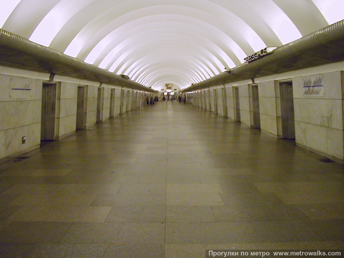 Фотография станции Звёздная (Московско-Петроградская линия, Санкт-Петербург). Общий вид по оси станции от глухого торца в сторону выхода.