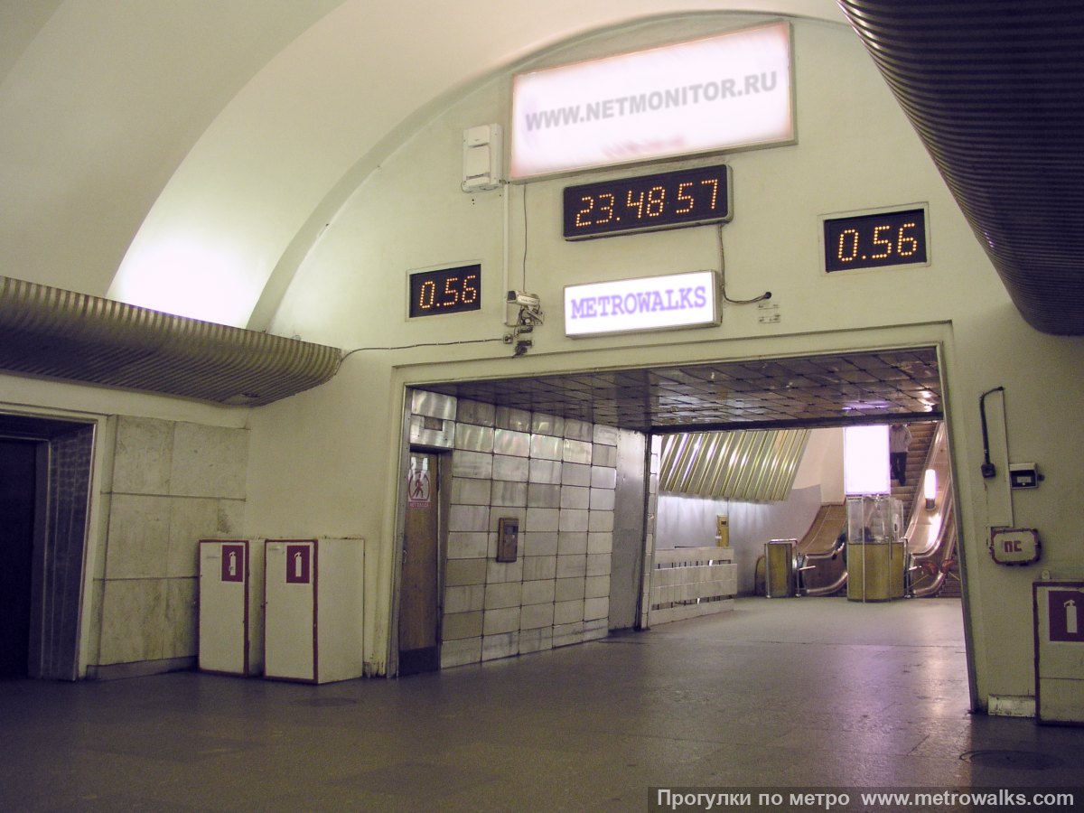Фотография станции Звёздная (Московско-Петроградская линия, Санкт-Петербург). Выход в город, эскалаторы начинаются прямо с уровня платформы.