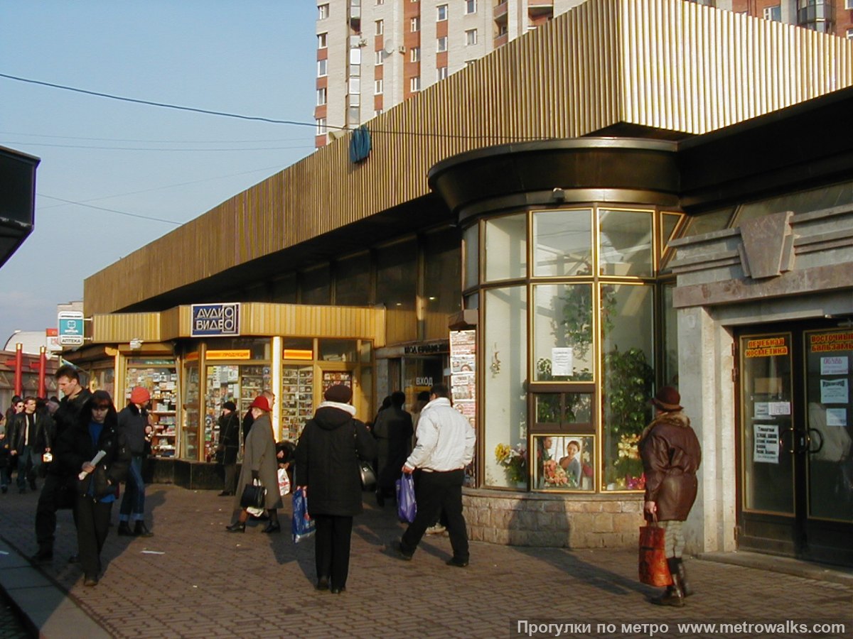 Фотография станции Звёздная (Московско-Петроградская линия, Санкт-Петербург). Наземный вестибюль станции.