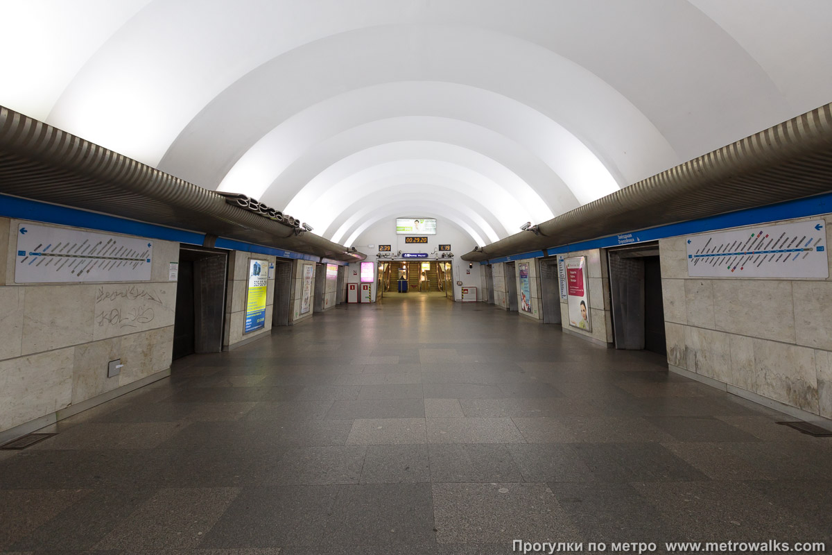 Фотография станции Звёздная (Московско-Петроградская линия, Санкт-Петербург). Часть станции около выхода в город.