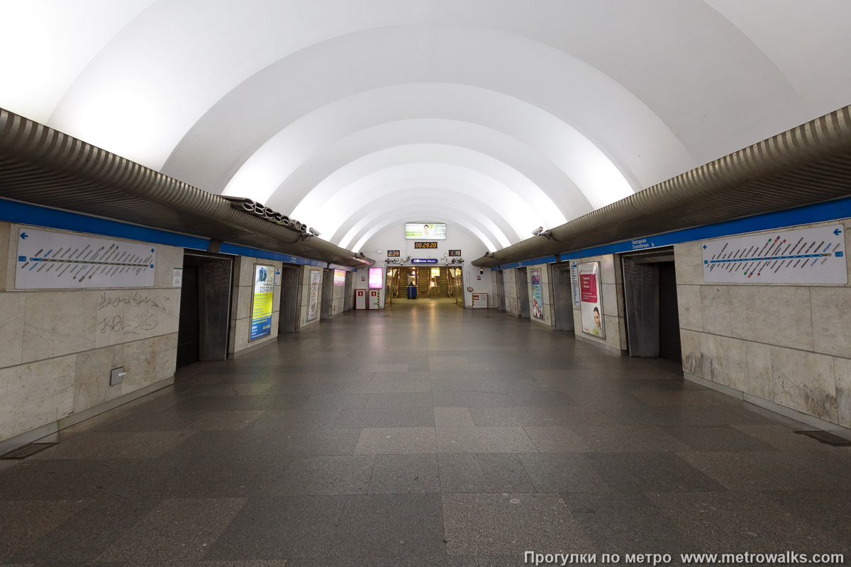 Фотография станции Звёздная (Московско-Петроградская линия, Санкт-Петербург). Часть станции около выхода в город. Фотография станции Звёздная (Московско-Петроградская линия, Санкт-Петербург). Часть станции около выхода в город.