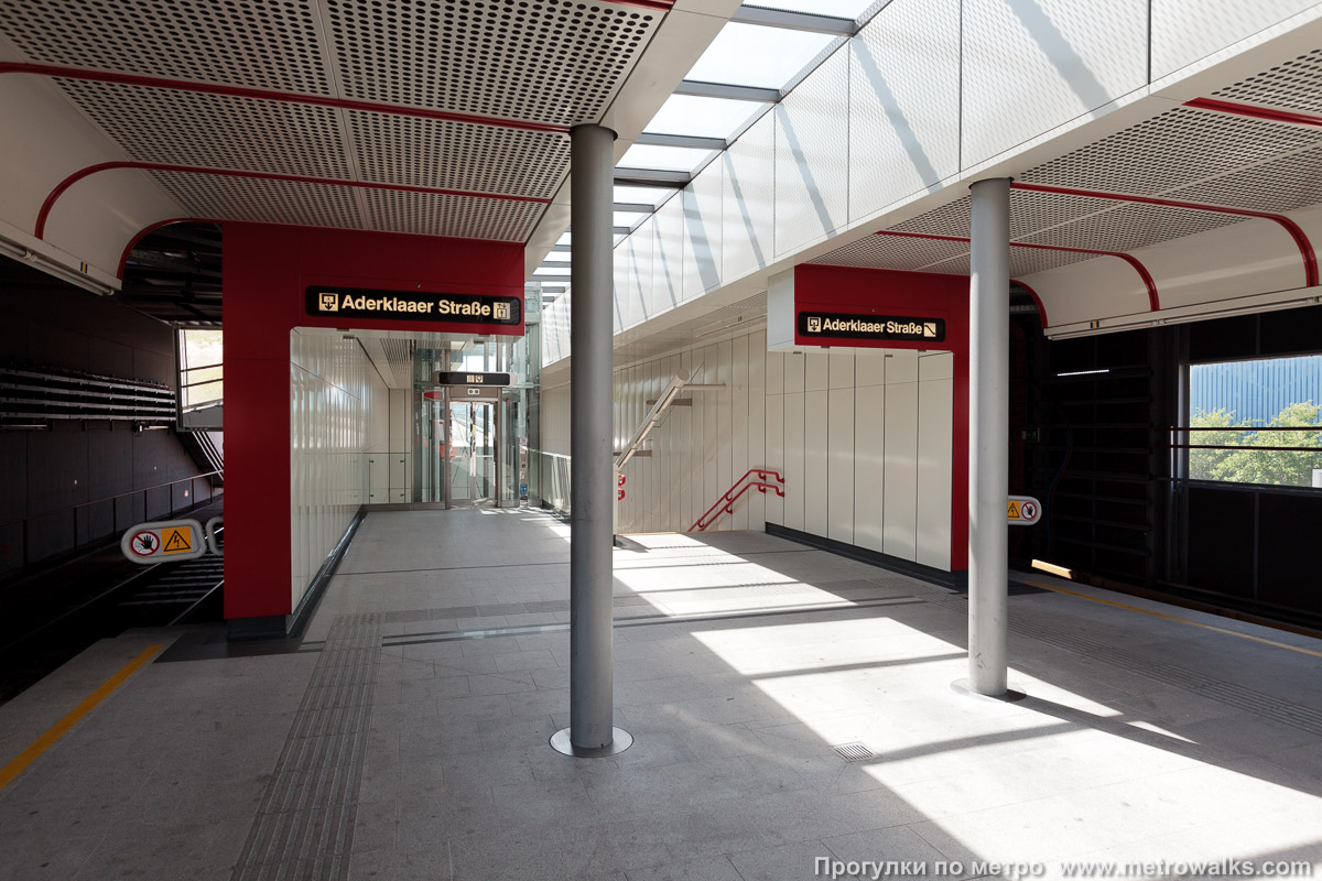 Фотография станции Aderklaaer Straße [Адерклаер Штрассе] (U1, Вена). Выход в город осуществляется по лестнице. На заднем плане — лифт.