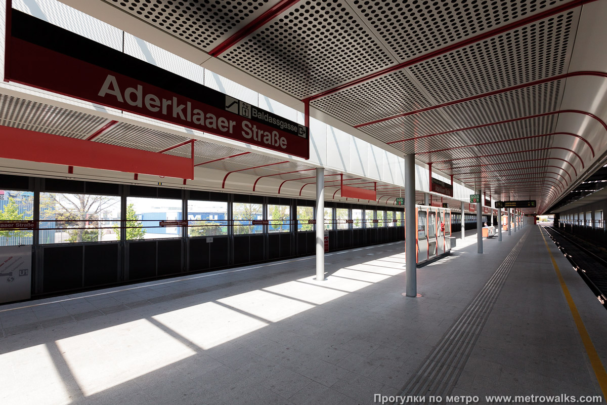 Фотография станции Aderklaaer Straße [Адерклаер Штрассе] (U1, Вена). Вид по диагонали.