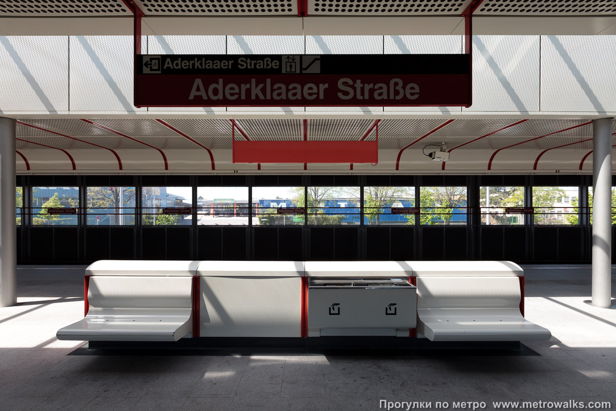 Фотография станции Aderklaaer Straße [Адерклаер Штрассе] (U1, Вена). Скамейка.