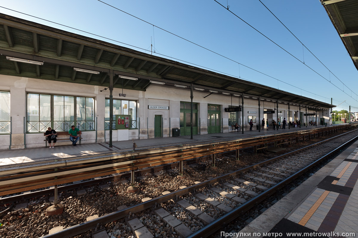 Фотография станции Alser Straße [Альзер Штрассе] (U6, Вена). Вид по диагонали.