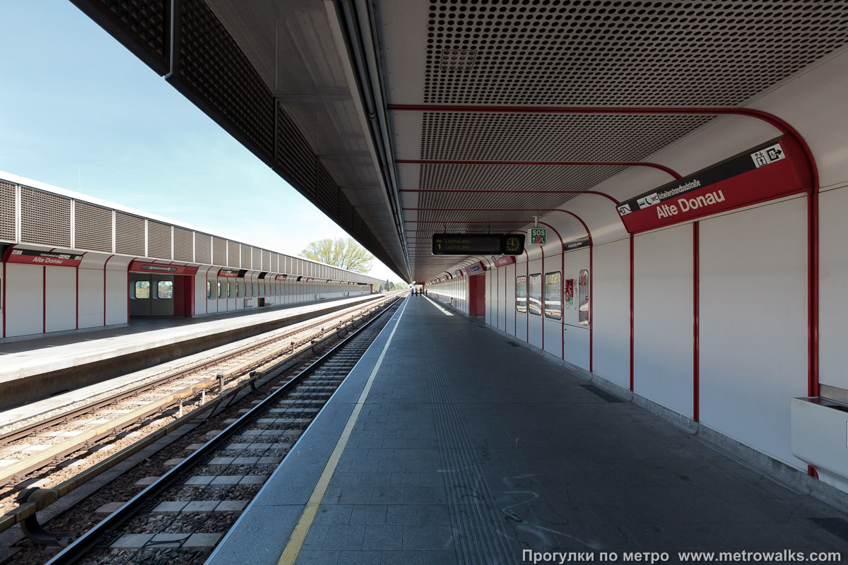 Фотография станции Alte Donau [Альте Донау] (U1, Вена). Продольный вид вдоль края платформы.