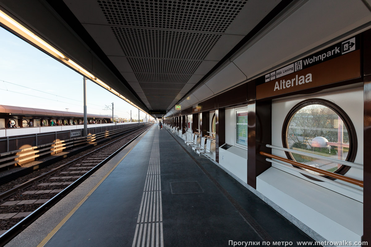 Фотография станции Alterlaa [Альтерлаа] (U6, Вена). Продольный вид вдоль края платформы.