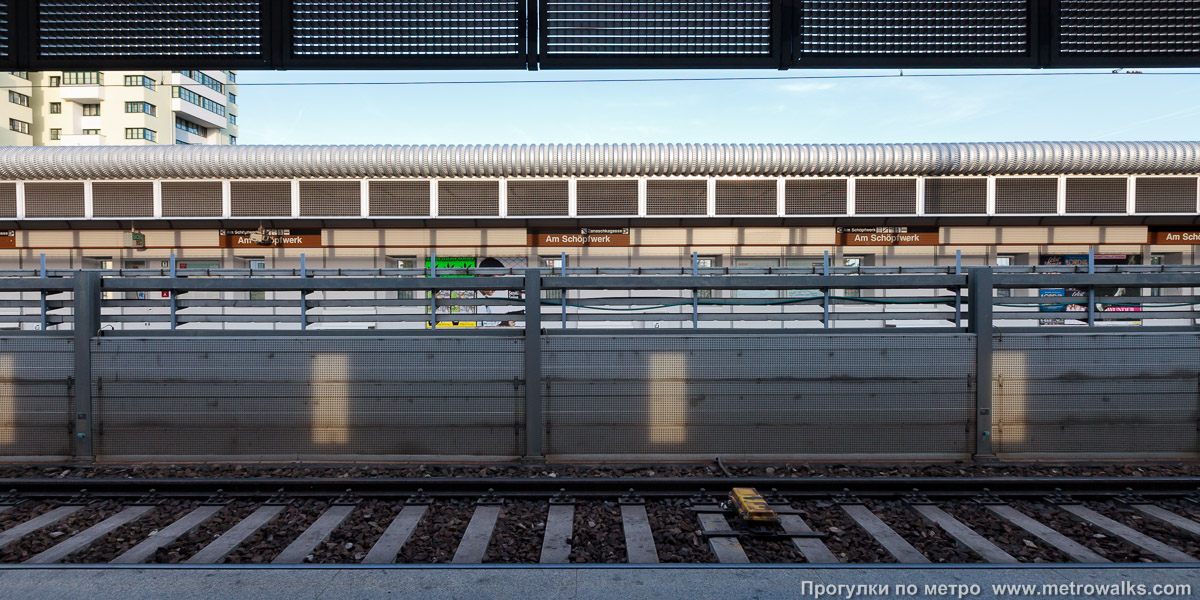 Фотография станции Am Schöpfwerk [Ам Шёпфверк] (U6, Вена). Поперечный вид.